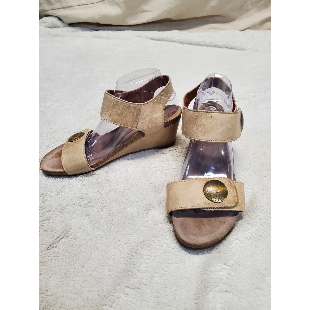Taos Carousel‎ Cream Tan Leather Wedge Sandals 10 Boho Preppy Classic Capsule
